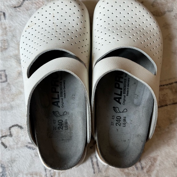 Women's White Flats - Picture 1 of 4